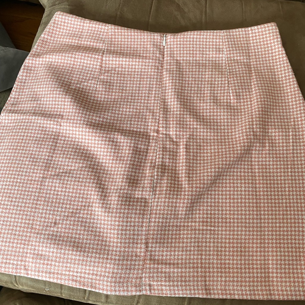 SHEIN Pink and White Plaid Wool Skirt (L)
*NEVER WORN!!